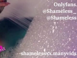 湿 damsel twerks 和 手淫 在 一 泡沫 浴