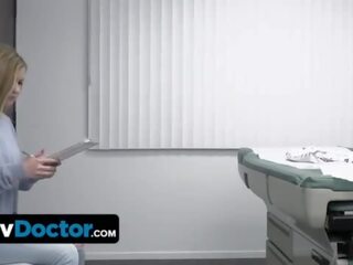 아름다운 비탄 환자 도착 prepared 로 훌륭한 개 다 간호사 전에 그만큼 expert delivers 그의 특별한 요법