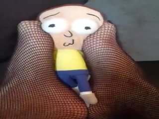Giantess finds ছোট মানুষ অধীনে শোয়ানো এবং tramples এবং crushes তাঁহাকে &lpar;morty plush&rpar;