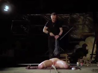 Завързан нагоре тийн роб крещящ в болка робство и bdsm секс видео