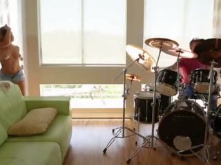 Кейша сірий любить хардкор удари