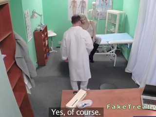 Крихітна білявка трахкав по лікар в an офіс