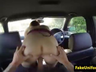 Smalltitted 欧元 骑术 警察 阴茎 在 汽车