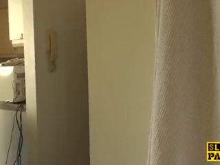 巨乳 灌注 submisive 年輕 女士 性交 大致
