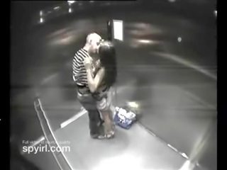 Пара має брудна кіно фільм на готель elevator отримати спіймана на прихований камера