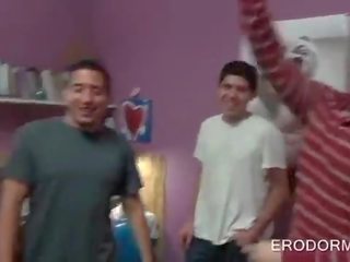 兴奋 青少年 有 一 组 x 额定 视频 在 宿舍 室