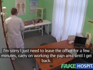 Фалшив болница g място масаж получава отличен брюнетка пациент мокри