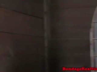 Caged 潜艇 released 和 戏弄
