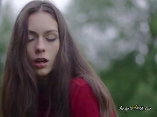 青少年 arwen 金 爱 口交 和 狗交媾般 在户外