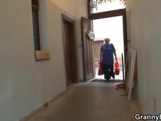 Стар бабичка угодно един млад lad