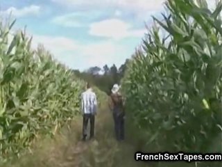 উপযুক্ত সাদা femme fatale হার্ডকোর মধ্যে একটি corn ক্ষেত্র