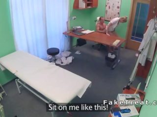 醫 男人 吃 和 亂搞 護士 上 一 辦公桌