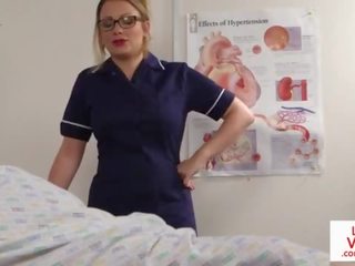 英国的 护士 偷窥 instructing 子 病人