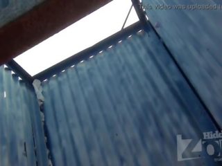 লুক্কায়িত ক্যামেরা মধ্যে একটি সাগর পাড় cabin.tanned সাদা মধ্যে denim ছোট পোশাক .
